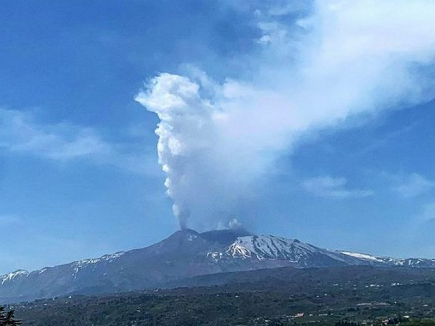 Новое извержение вулкана Этна произошло на Сицилии